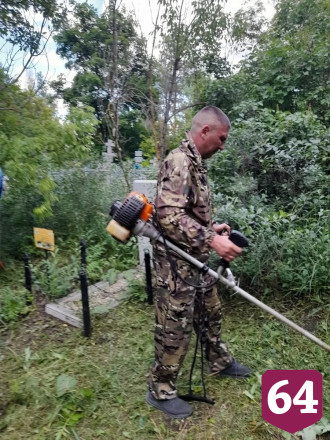 Саратовские ветераны боевых действий ухаживают за могилами воинов
