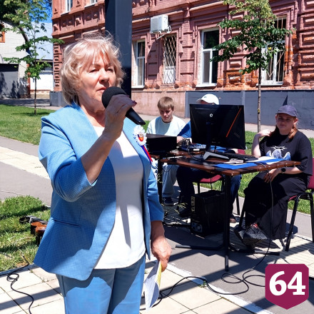 Саратовцы в парке пели под гитару и читали стихи о России