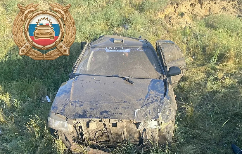 Три человека покалечились при опрокидывании иномарки в Саратовской области